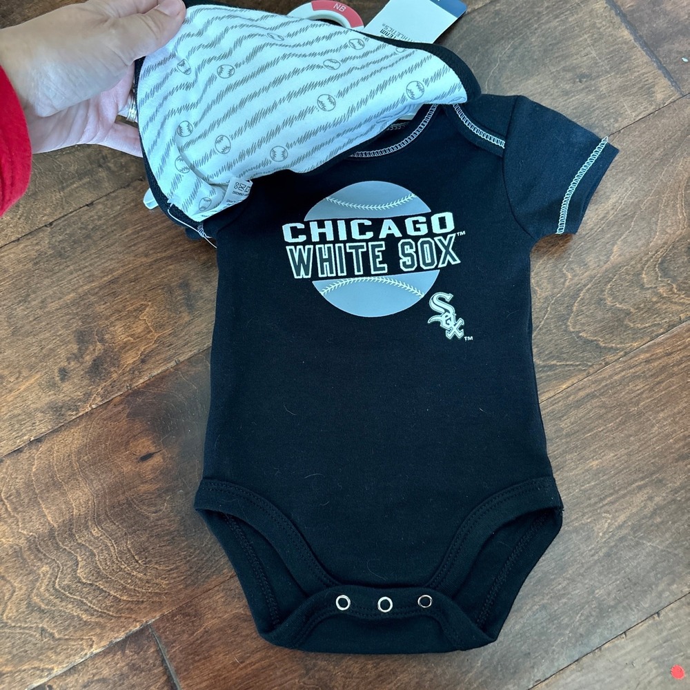 Chicago White Sox Newborn Bodysuit Bib Set Booties Outfit Black Gray MLB‎